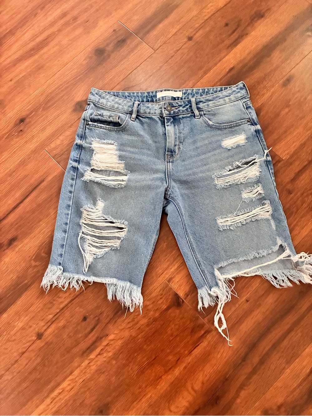 HIDDEN Jeans Distressed Denim Bermuda Shorts Size M Light Wash Frayed Hem